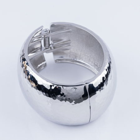 Brățări - Bratara metalica argintie cu aspect lovitura de ciocan