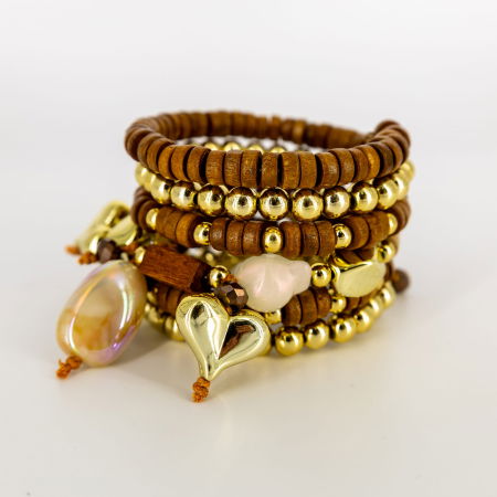 BIJUTERII - Brățară spiralată camel și auriu cu charm-uri – boho glam