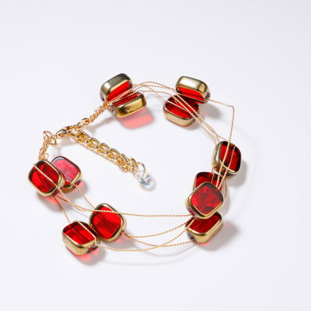 BIJUTERII - Bratara delicata cu elemente rosii si metalice pe fire fine aurii