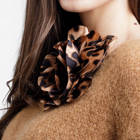 Brosa animal print pe fond galbui, floare cu diametru de 15 cm, cu clips pentru par [4]