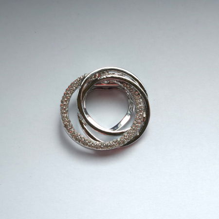 Brosa clips pentru esarfa cu trei cercuri, argintie cu pietricele foarte fine [1]