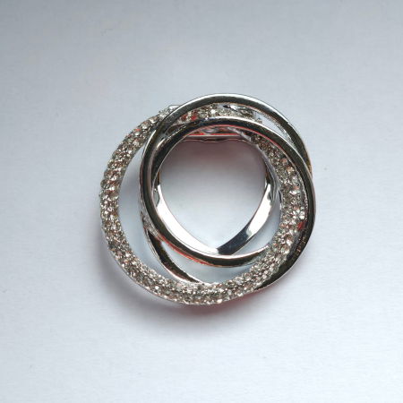 Bijuterii Noutați - Brosa clips pentru esarfa cu trei cercuri, argintie cu pietricele foarte fine