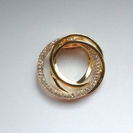 Bijuterii Noutați - Brosa clips pentru esarfa cu trei cercuri, aurie cu pietricele foarte fine