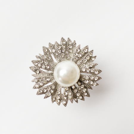 Broșe - Brosa pentru esarfa, floare argintie cu pietricele albe si perla sintetica