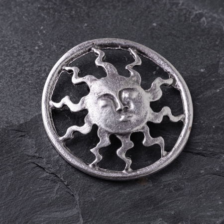 Broșe - Brosa din ZAMAC sub forma de soare stralucitor in cerc