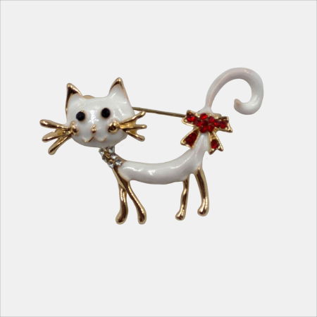 Bijuterii Noutați - Brosa eleganta pisica alba din metal cu strasuri rosii