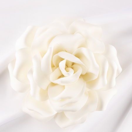 Broșe - Brosa floare alba ivory satinata cu diametru de 15 cm, cu clips pentru par