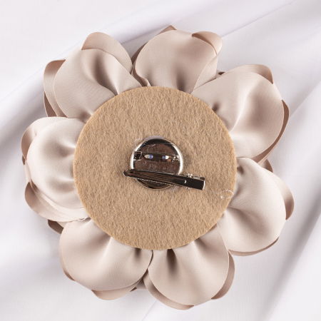 Brosa floare bej deschis satinata cu diametru de 15 cm, cu clips pentru par [1]