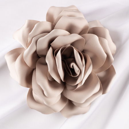 Broșe - Brosa floare bej deschis satinata cu diametru de 15 cm, cu clips pentru par