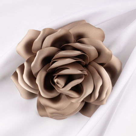 Broșe - Brosa floare bej inchis satinata cu diametru de 15 cm, cu clips pentru par