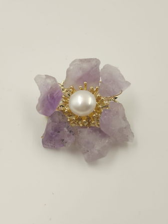 BIJUTERII - Brosa floare cu petale din pietre naturale de ametrin si perla, executata manual
