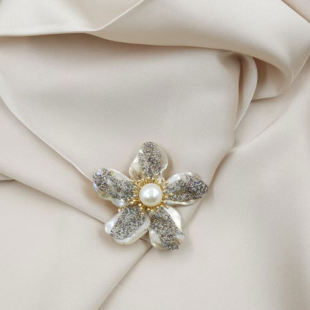 Brosa floare cu petale din scoica naturala cu filigran si perla, executata manual [7]