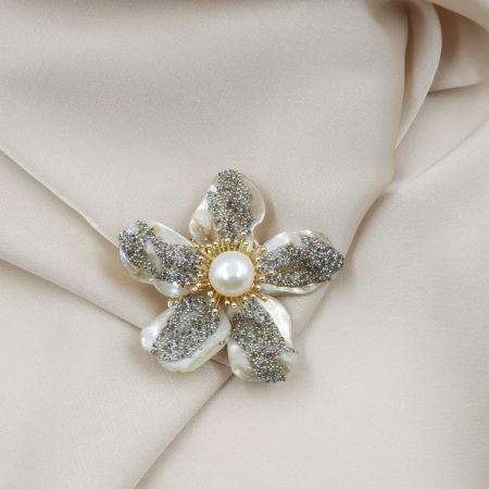 Brosa floare cu petale din scoica naturala cu filigran si perla, executata manual [6]