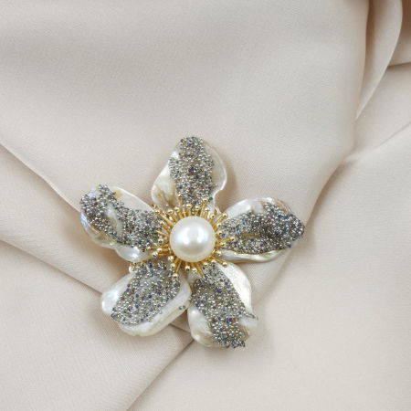 Brosa floare cu petale din scoica naturala cu filigran si perla, executata manual [5]