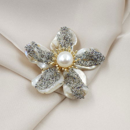Brosa floare cu petale din scoica naturala cu filigran si perla, executata manual [3]