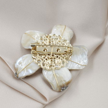 Brosa floare cu petale din scoica naturala cu filigran si perla, executata manual [2]