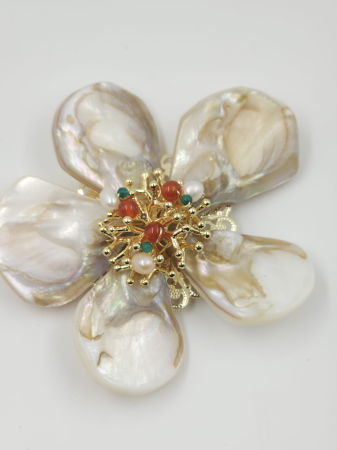 Brosa floare cu petale din scoica naturala si pietre naturale de carneol, executata manual [4]