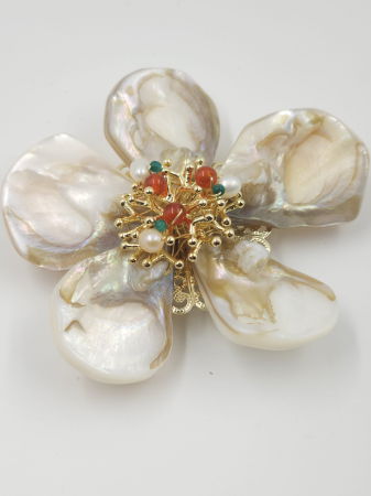 BIJUTERII - Brosa floare cu petale din scoica naturala si pietre naturale de carneol, executata manual