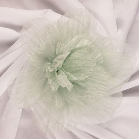 Broșe - Brosa floare din organza creponata cu diametru de 20 cm, cu clips pentru par, verde deschis
