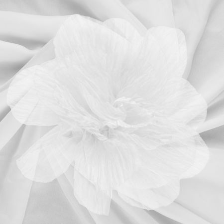 Brosa floare din organza creponata cu diametru de 20 cm, cu clips pentru par, alba