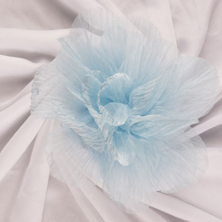 Brosa floare din organza creponata cu diametru de 20 cm, cu clips pentru par, bleu