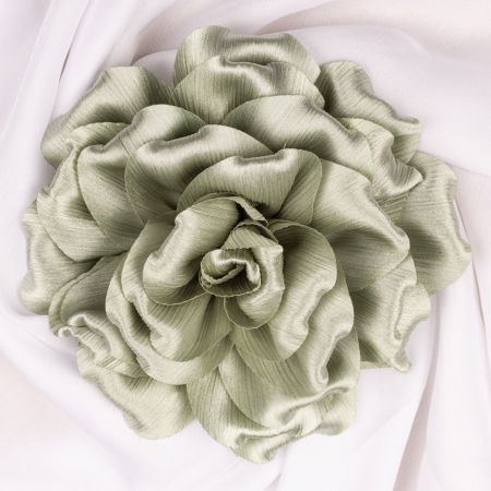 Brosa floare kaki satinata si usor creponata cu diametru de 15 cm, cu clips pentru par