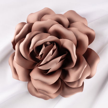 BIJUTERII - Brosa floare roz prafuit satinata cu diametru de 15 cm, cu clips pentru par