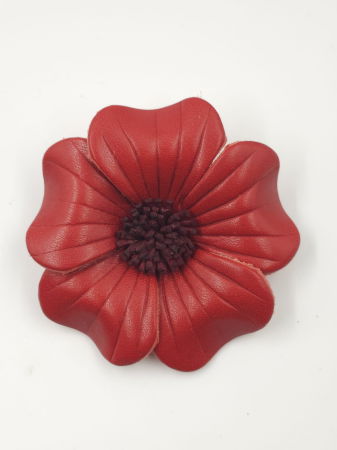 Brosa floare rosie cu petale rotunjite din piele naturala, executata manual [1]