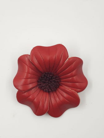 Brosa floare rosie cu petale rotunjite din piele naturala, executata manual [2]
