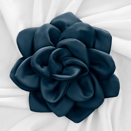 BIJUTERII - Brosa floare turcoaz inchis satinata cu diametru de 25 cm, cu clips pentru par