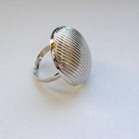 Brosa inel pentru esarfa cu forma rotunda cu striatii, argintie [1]