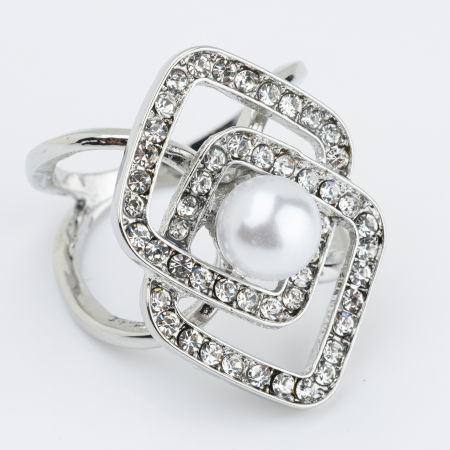 Broșe - Brosa inel pentru esarfa cu forma geometrica argintie cu pietricele albe si perla