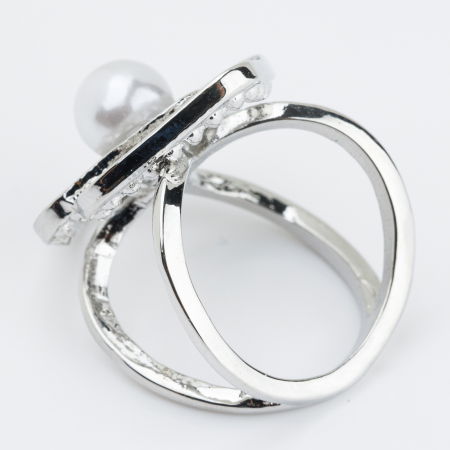 Brosa inel pentru esarfa cu forma geometrica argintie cu pietricele albe si perla [1]