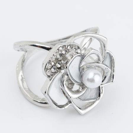 Broșe - Brosa inel pentru esarfa, floare argintie cu pietricele albe si perla