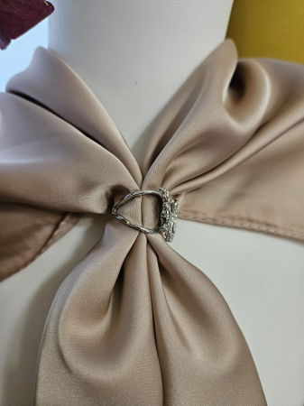 Brosa inel pentru esarfa, fluture argintiu cu pietricele albe [3]