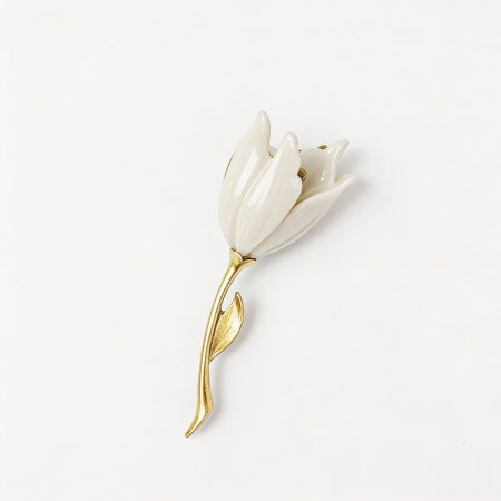 BIJUTERII - Brosa lalea alba cu codita metalica aurie