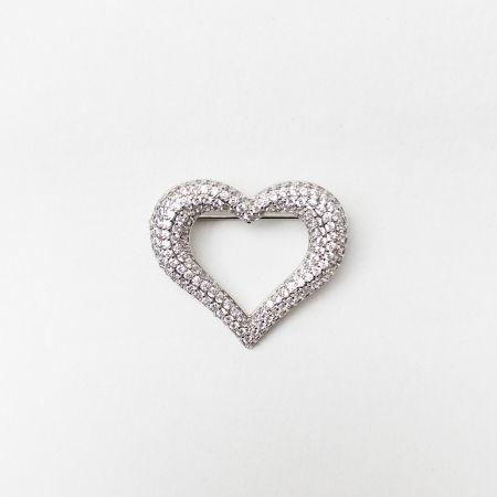 Broșe - Brosa inima cu pietricele de cubic zirconia, placata cu argint