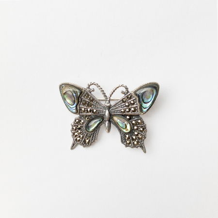 Broșe - Brosa fluture din argint 925 cu pietre foarte fine de marcasite si scoica paua shell