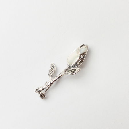 Broșe - Brosa lalea boboc din argint 925 cu pietre foarte fine de marcasite si scoica