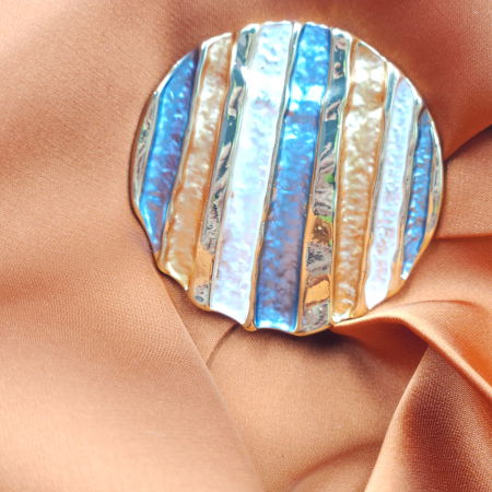 Brosa magnetica aurie, model geometric rotund cu elemente emailate camel, albastru si alb [2]