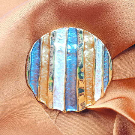 Broșe - Brosa magnetica aurie, model geometric rotund cu elemente emailate camel, albastru si alb
