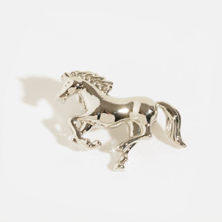 Broșe - Brosa metalica argintie calut - anul Calului, ce simbolizeaza libertatea, independenta, faima si succesul