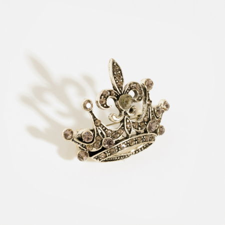 Broșe - Brosa metalica argintie - coroana regala cu pietricele argintii