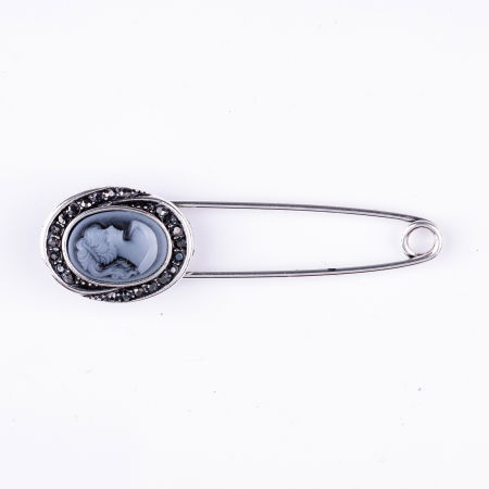 Broșe - Brosa metalica argintie cu camee si pietricele alb-argintii, tip ac, cu aspect retro