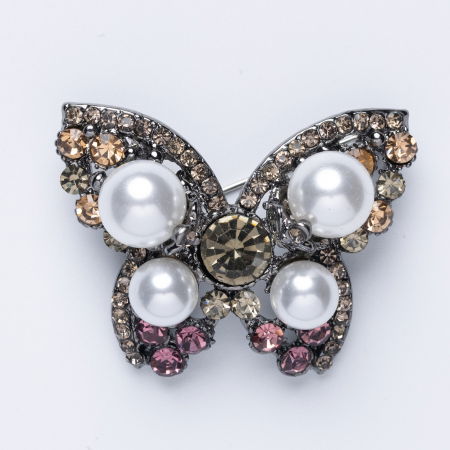 Broșe - Brosa metalica argintie cu forma unui fluture cu perle sintetice si pietricele aurii si roz