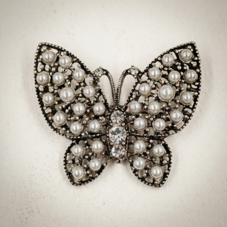 Bijuterii Noutați - Brosa eleganta fluture din metal cu perlute artificiale si strasuri