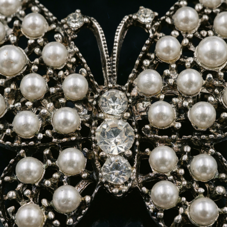 Brosa eleganta fluture din metal cu perlute artificiale si strasuri [1]