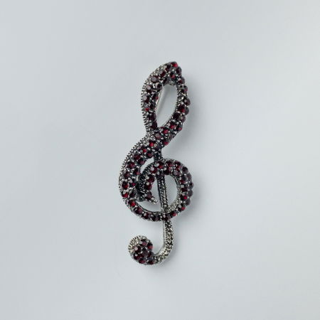 Broșe - Brosa metalica argintie cu pietricele fine rosii, cheia sol