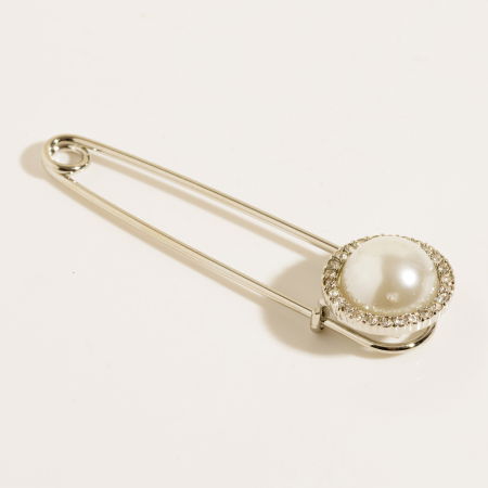 Broșe - Brosa metalica argintie cu perla sintetica si pietricele fine albe, tip ac