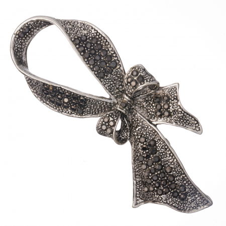 Promoții Accesorii & Bijuterii - Brosa metalica argintie cu pietricele fatetate argintii, panglica cu funda